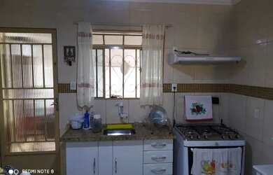 Imagem: A casa possui 3 Dormitórios, 1 Banheiro, 1 Vaga na garagem