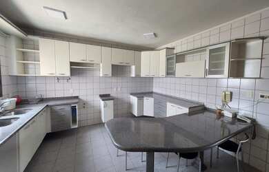 Imagem: O apartamento possui 5 Dormitórios, 3 Banheiros, 3 Vagas na