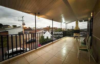 Imagem: A casa possui 3 Dormitórios, 2 Banheiros, 4 Vagas na garagem