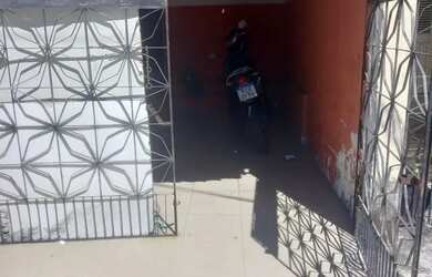 Imagem: A casa possui 2 Dormitórios, 1 Banheiro, 1 Vaga na garagem