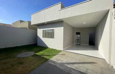 Imagem: A casa possui 3 Dormitórios, 2 Banheiros, 2 Vagas na garagem