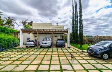 Imagem: A casa em condomínio possui 4 Dormitórios, 5 Banheiros, 3