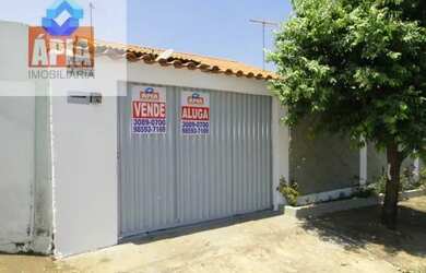 Imagem: A casa possui 3 Dormitórios, 2 Banheiros, 3 Vagas na garagem