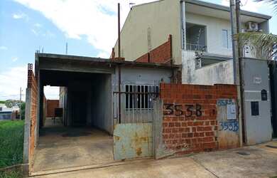 Imagem: A casa possui 3 Dormitórios, 2 Banheiros, 2 Vagas na garagem