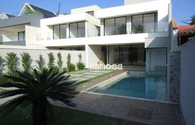 Imagem: A casa em condomínio possui 5 Dormitórios, 5 Banheiros, 1