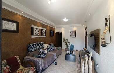 Imagem: A casa possui 3 Dormitórios, 2 Banheiros, 4 Vagas na garagem