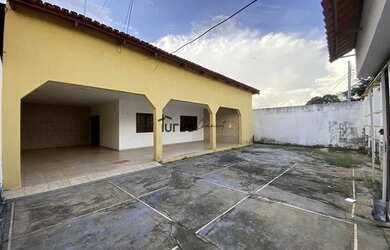 Imagem: A casa possui 5 Dormitórios, 5 Banheiros, 4 Vagas na garagem