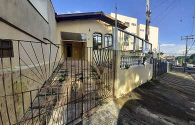 Imagem: A casa possui 3 Dormitórios, 3 Banheiros, 2 Vagas na garagem