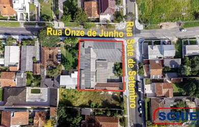 Imagem: A casa possui 4 Dormitórios, 4 Banheiros, 5 Vagas na garagem