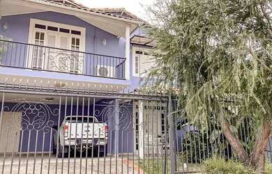 Imagem: A casa possui 4 Dormitórios, 5 Banheiros, 4 Vagas na garagem