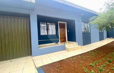 Imagem: A casa possui 3 Dormitórios, 2 Banheiros, 2 Vagas na garagem