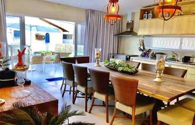 Imagem: A casa possui 4 Dormitórios, 3 Banheiros, 450m² de Área e