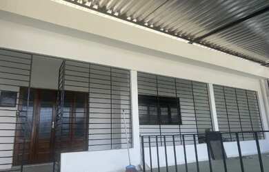 Imagem: A casa possui 3 Dormitórios, 2 Banheiros, 1 Vaga na garagem