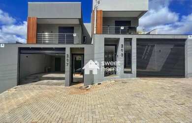 Imagem: A casa possui 3 Dormitórios, 3 Banheiros, 2 Vagas na garagem