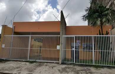 Imagem: A casa possui 3 Dormitórios, 3 Banheiros, 2 Vagas na garagem