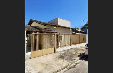 Imagem: A casa possui 3 Dormitórios, 1 Banheiro, 2 Vagas na garagem