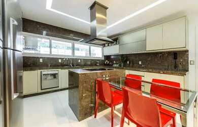 Imagem: A casa em condomínio possui 4 Dormitórios, 5 Banheiros, 5