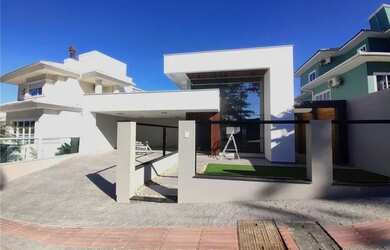 Imagem: A casa possui 3 Dormitórios, 3 Banheiros, 2 Vagas na garagem