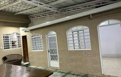 Imagem: A casa possui 1 Dormitório, 1 Banheiro, 1 Vaga na garagem e