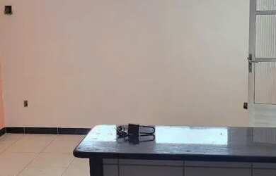 Imagem: A casa possui 1 Dormitório, 1 Banheiro, 1 Vaga na garagem