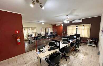 Imagem: A casa possui 2 Dormitórios, 3 Banheiros, 2 Vagas na garagem