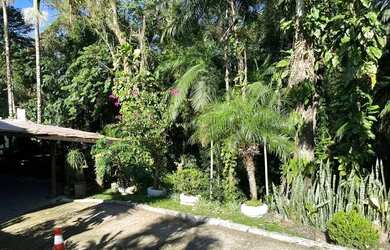 Imagem: A casa possui 4 Dormitórios, 1 Banheiro, 2 Vagas na garagem