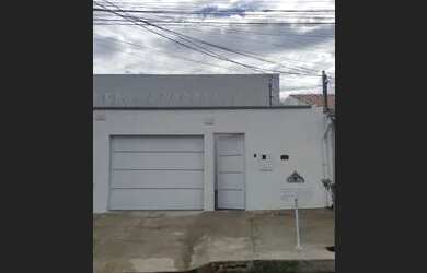 Imagem: A casa possui 3 Dormitórios, 2 Banheiros, 2 Vagas na garagem