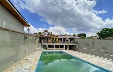 Imagem: A casa possui 3 Dormitórios, 4 Banheiros, 5 Vagas na garagem