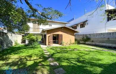 Imagem: A casa possui 5 Dormitórios, 5 Banheiros, 5 Vagas na garagem