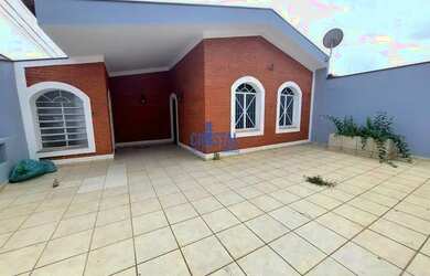 Imagem: A casa possui 3 Dormitórios, 3 Banheiros, 4 Vagas na garagem