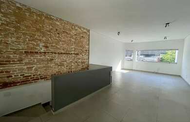 Imagem: O depósito possui 2 Vagas na garagem e 175m² de Área e está