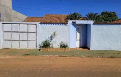 Imagem: A casa possui 3 Dormitórios, 2 Banheiros e está localizado