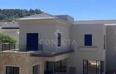 Imagem: A casa possui 4 Dormitórios, 2 Banheiros, 2 Vagas na garagem