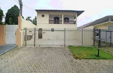 Imagem: A casa possui 3 Dormitórios, 2 Banheiros, 2 Vagas na garagem