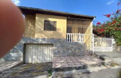 Imagem: A casa possui 4 Dormitórios, 2 Banheiros, 2 Vagas na garagem