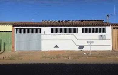 Imagem: A casa possui 3 Dormitórios, 1 Banheiro, 2 Vagas na garagem