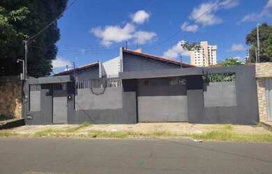 Imagem: A casa possui 4 Dormitórios, 3 Banheiros, 2 Vagas na garagem