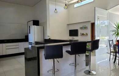 Imagem: A casa possui 3 Dormitórios, 3 Banheiros, 2 Vagas na garagem