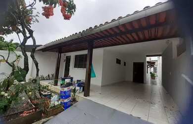 Imagem: A casa possui 4 Dormitórios, 3 Banheiros, 2 Vagas na garagem