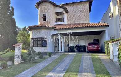 Imagem: A casa em condomínio possui 4 Dormitórios, 4 Banheiros, 4