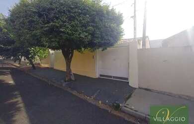 Imagem: A casa possui 3 Dormitórios, 1 Banheiro, 2 Vagas na garagem