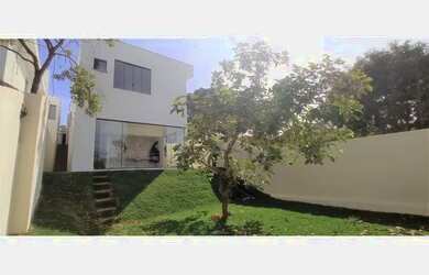 Imagem: A casa possui 4 Dormitórios, 3 Banheiros, 2 Vagas na garagem