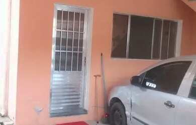 Imagem: A casa possui 2 Dormitórios, 1 Banheiro e 2 Vagas na garagem
