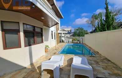 Imagem: A casa possui 4 Dormitórios, 5 Banheiros, 2 Vagas na garagem