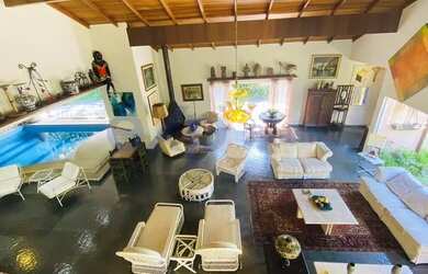 Imagem: A casa possui 4 Dormitórios, 5 Banheiros, 4 Vagas na garagem