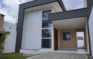 Imagem: A casa possui 3 Dormitórios, 2 Banheiros, 1 Vaga na garagem