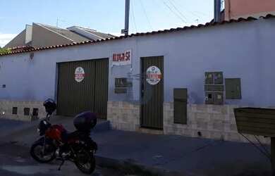 Imagem: A casa possui 2 Dormitórios, 1 Banheiro, 2 Vagas na garagem