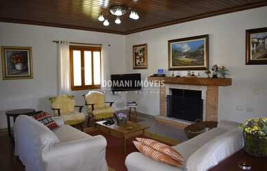 Imagem: A casa possui 4 Dormitórios, 5 Banheiros, 4 Vagas na garagem