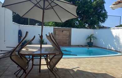 Imagem: A casa possui 3 Dormitórios, Acomodam 12 pessoas, 2 Vagas na