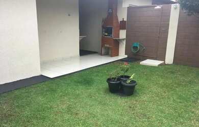 Imagem: A casa possui 2 Dormitórios, 2 Banheiros, 2 Vagas na garagem